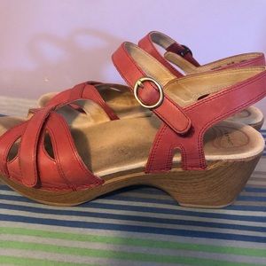 Super comfy wide wedge